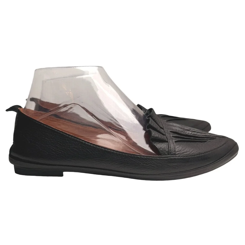 Spring Step Black Leather Pointed Toe Ruffle Loafers‎ Flats Size 7